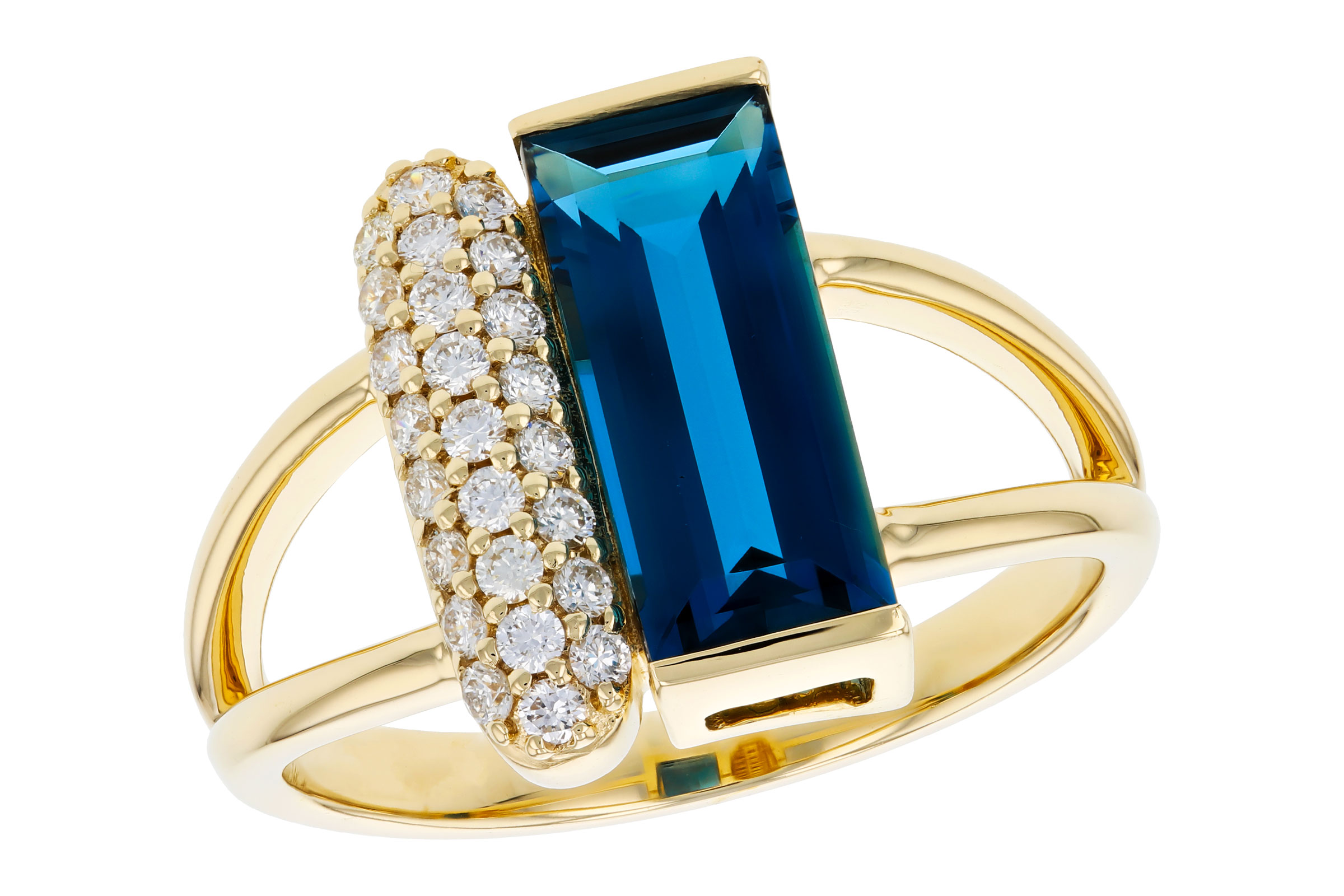 B312-01844: LDS RG 2.67 LONDON BLUE TOPAZ 2.92 TGW (12x5MM BT)